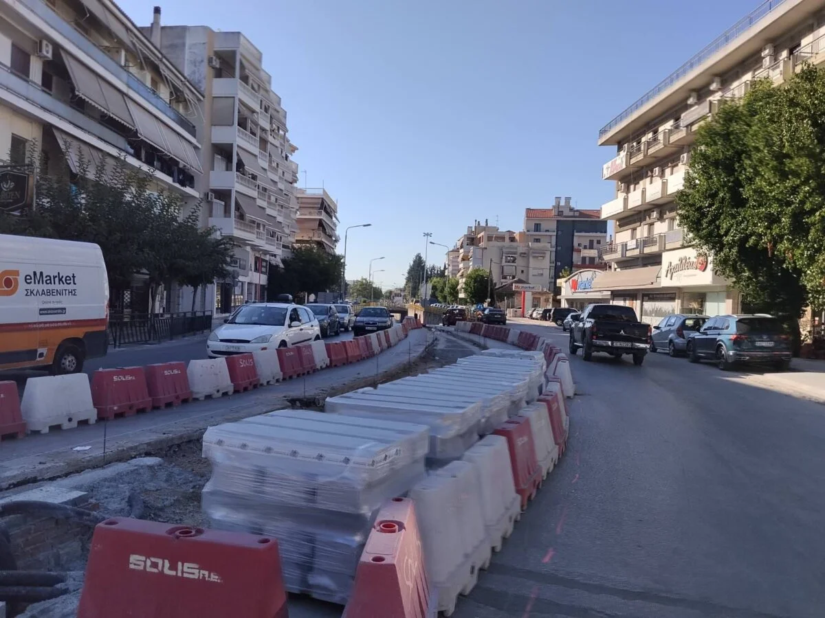 Στιγμιότυπο από τις εργασίες σχηματοποίησης του κυκλικού κόμβου στη συμβολή των οδών Παναγούλη-Ηρ.Πολυτεχνείου-Φαρσάλων.