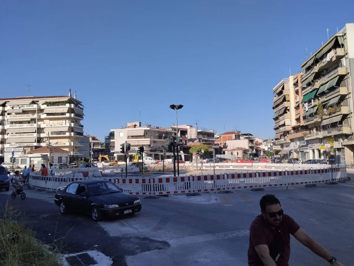 Στιγμιότυπο από τις εργασίες σχηματοποίησης του κυκλικού κόμβου στη συμβολή των οδών Παναγούλη-Ηρ.Πολυτεχνείου-Φαρσάλων.