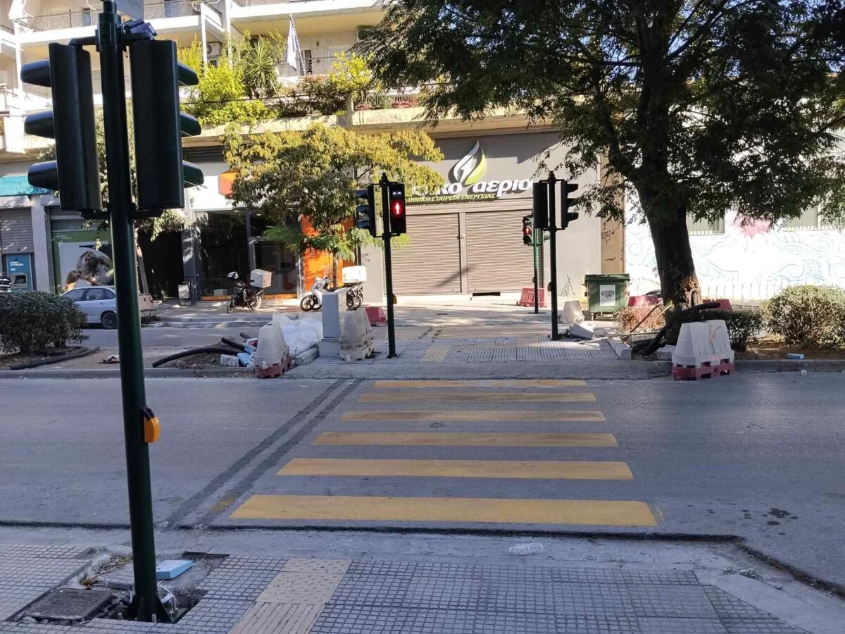 Στιγμιότυπο από τις εργασίες σχηματοποίησης του κυκλικού κόμβου στη συμβολή των οδών Παναγούλη-Ηρ.Πολυτεχνείου-Φαρσάλων.