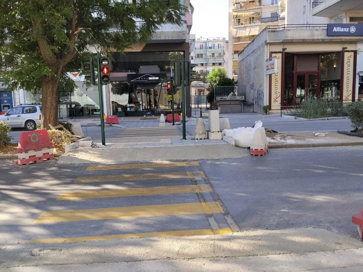 Στιγμιότυπο από τις εργασίες σχηματοποίησης του κυκλικού κόμβου στη συμβολή των οδών Παναγούλη-Ηρ.Πολυτεχνείου-Φαρσάλων.