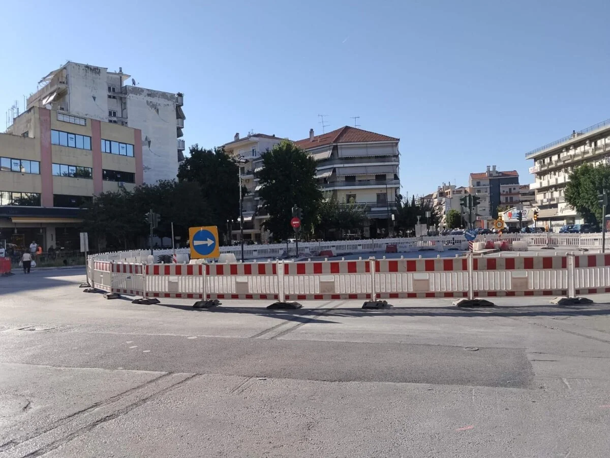 Στιγμιότυπο από τις εργασίες σχηματοποίησης του κυκλικού κόμβου στη συμβολή των οδών Παναγούλη-Ηρ.Πολυτεχνείου-Φαρσάλων.
