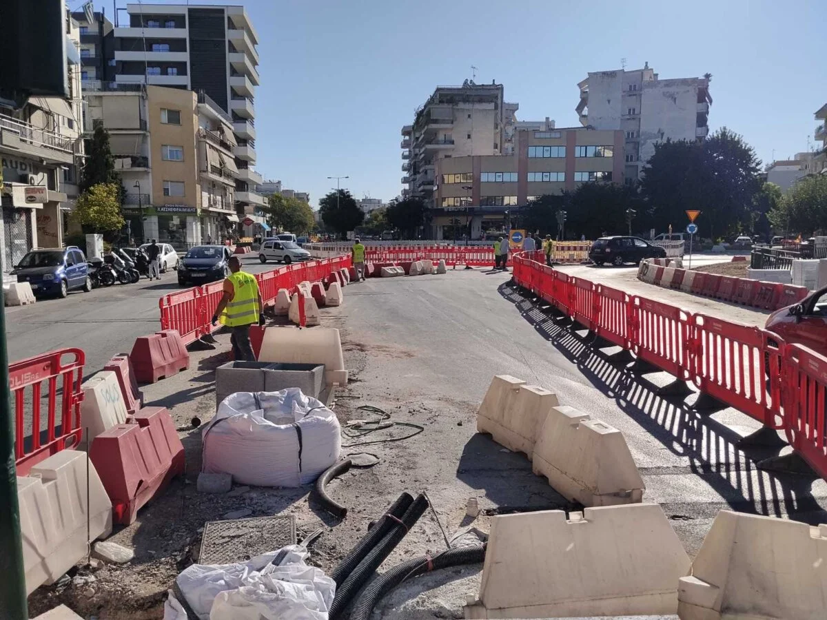 Στιγμιότυπο από τις εργασίες σχηματοποίησης του κυκλικού κόμβου στη συμβολή των οδών Παναγούλη-Ηρ.Πολυτεχνείου-Φαρσάλων.