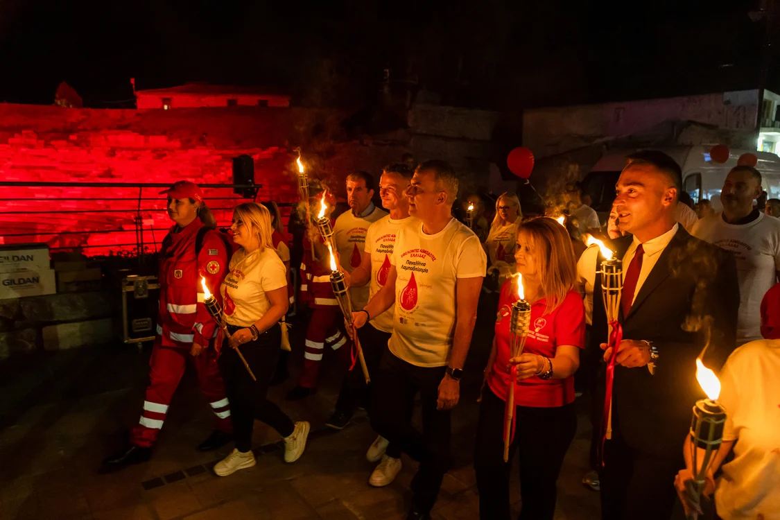 Στιγμιότυπο από την 24η Πανελλήνια Λαμπαδηδρομία Εθελοντών Αιμοδοτών.