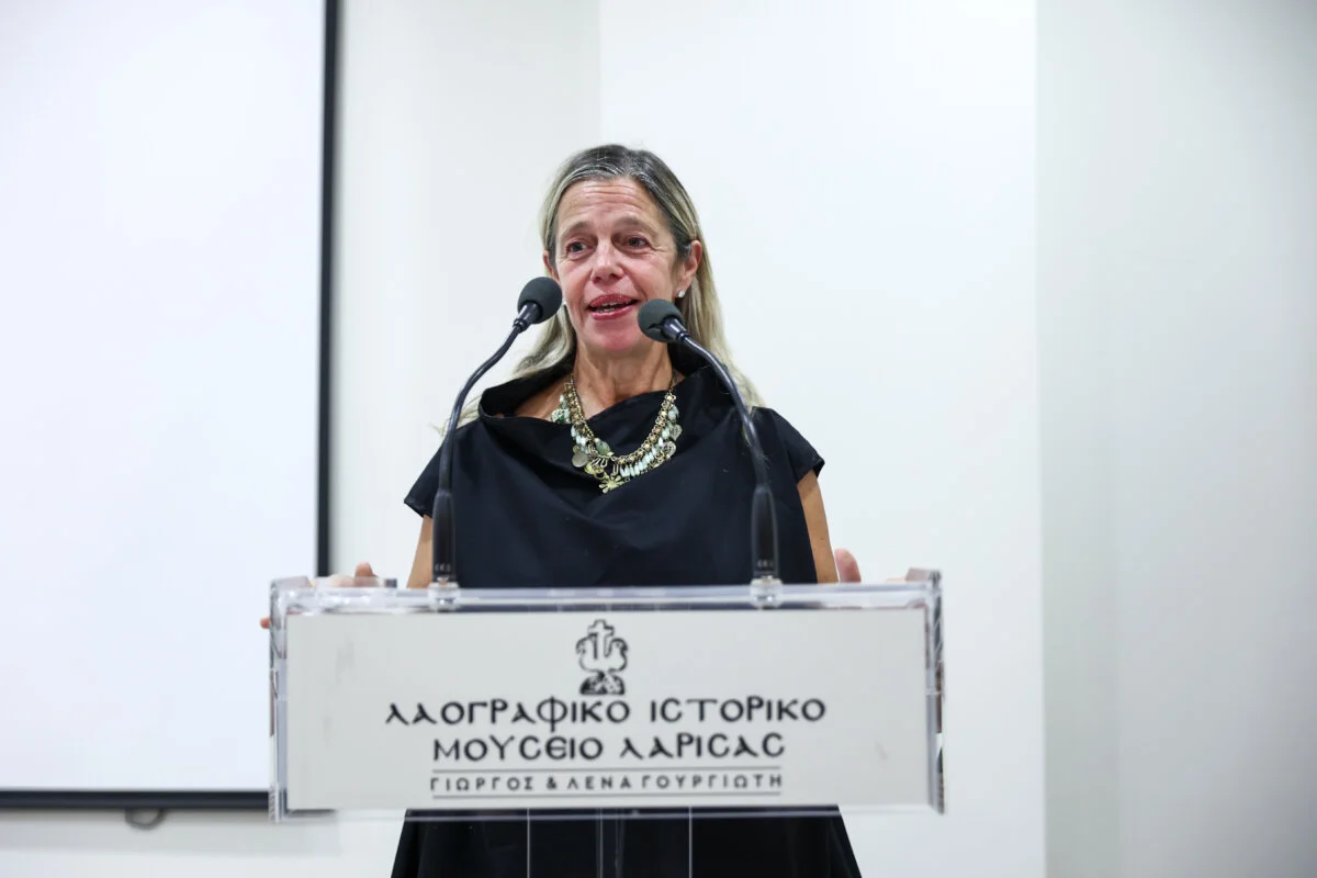 Στιγμιότυπο από τα εγκαίνια της έκθεσης «27+26 Ίχνη χειρός για ένα Μουσείο» στο Λαογραφικό Μουσείο.