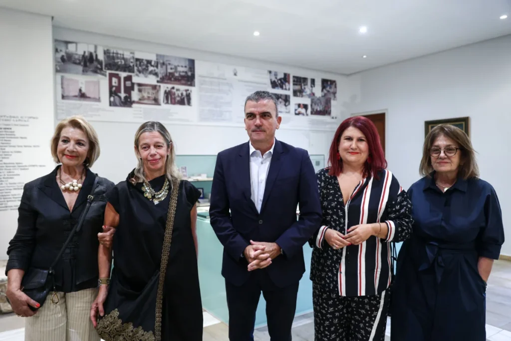 Στιγμιότυπο από τα εγκαίνια της έκθεσης «27+26 Ίχνη χειρός για ένα Μουσείο» στο Λαογραφικό Μουσείο.