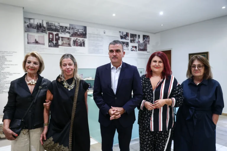 Στιγμιότυπο από τα εγκαίνια της έκθεσης «27+26 Ίχνη χειρός για ένα Μουσείο» στο Λαογραφικό Μουσείο.