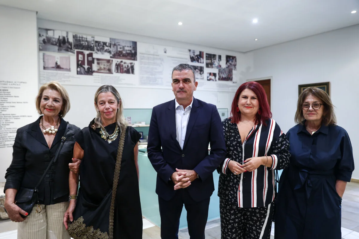 Στιγμιότυπο από τα εγκαίνια της έκθεσης «27+26 Ίχνη χειρός για ένα Μουσείο» στο Λαογραφικό Μουσείο.