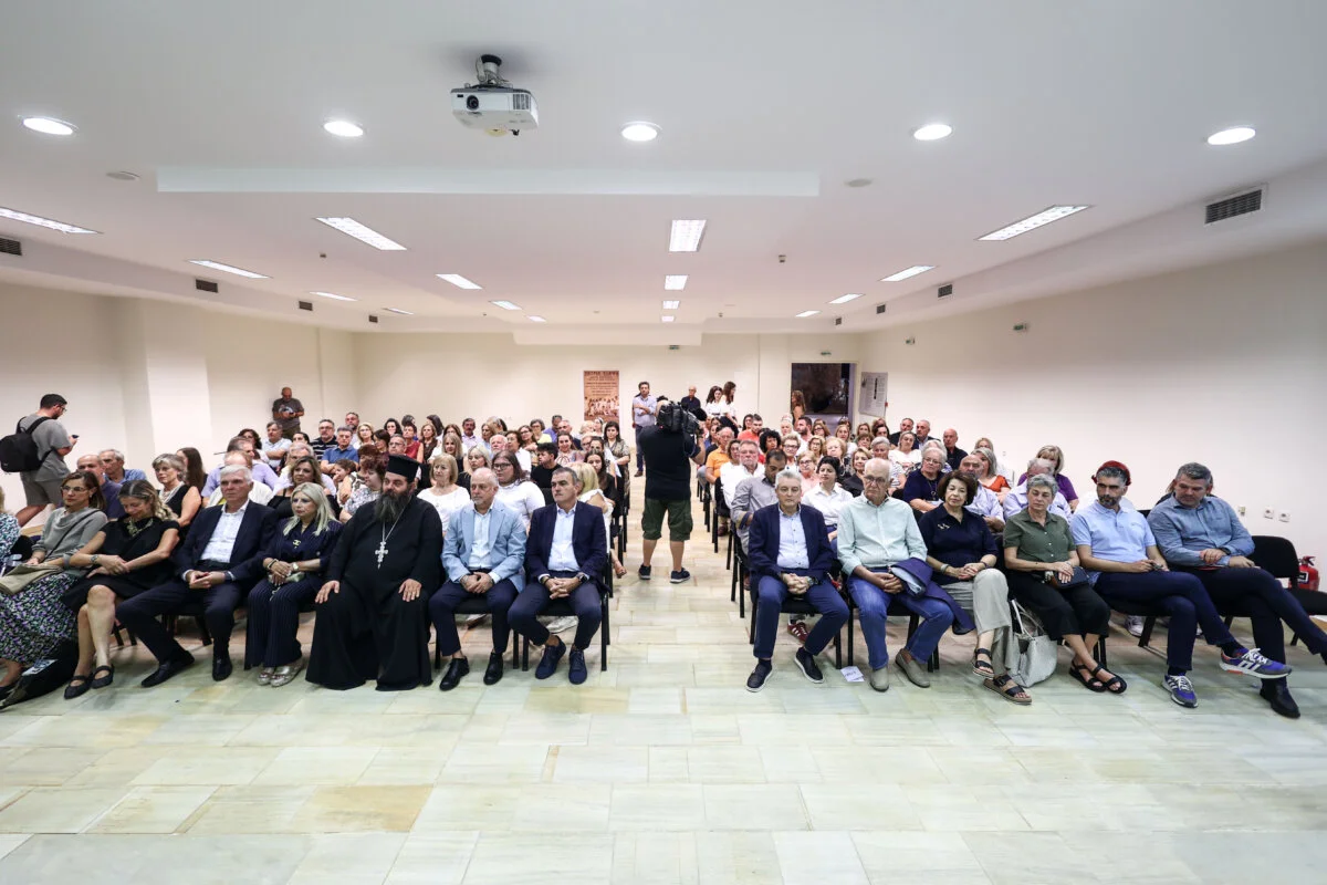 Στιγμιότυπο από τα εγκαίνια της έκθεσης «27+26 Ίχνη χειρός για ένα Μουσείο» στο Λαογραφικό Μουσείο.
