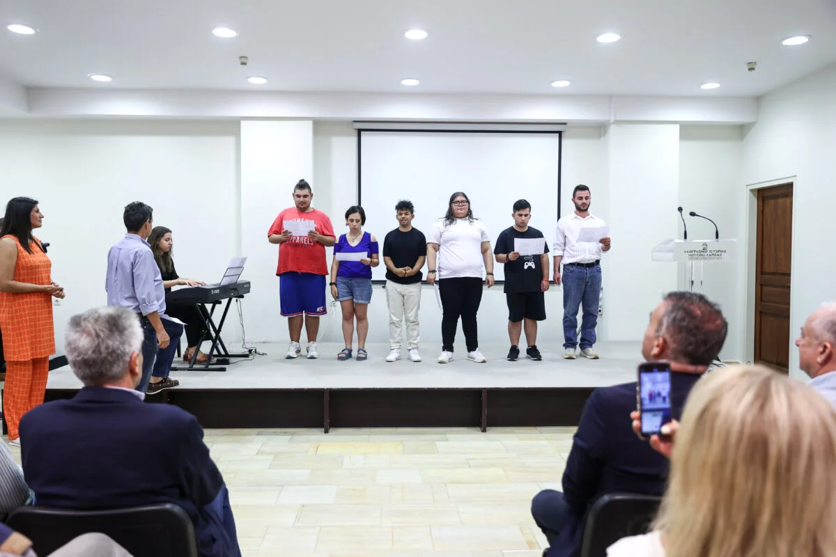 Στιγμιότυπο από τα εγκαίνια της έκθεσης «27+26 Ίχνη χειρός για ένα Μουσείο» στο Λαογραφικό Μουσείο.