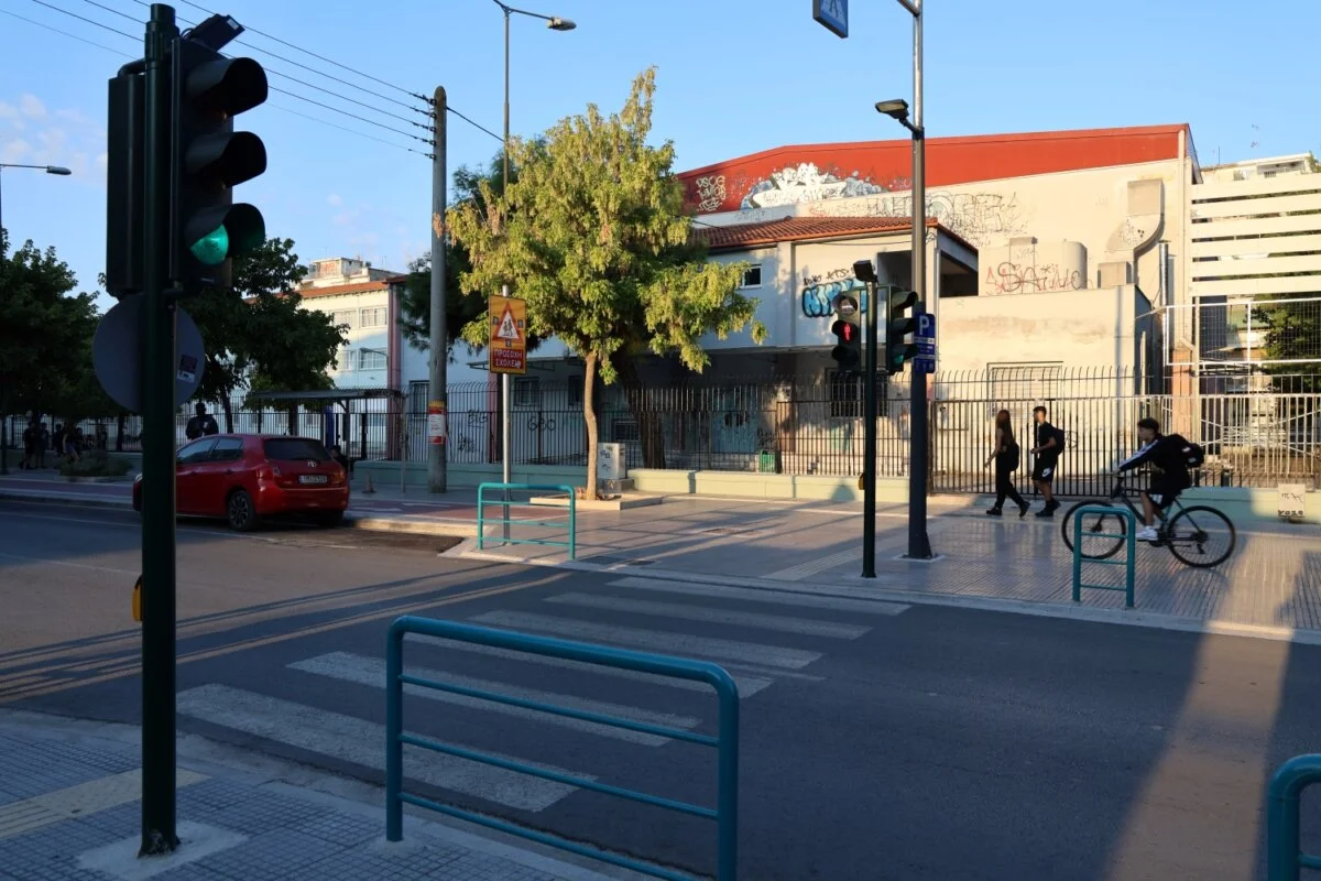 Στιγμιότυπο από την ενημερωτική δράση για την ασφαλή μετακίνηση των μαθητών στα σχολεία.
