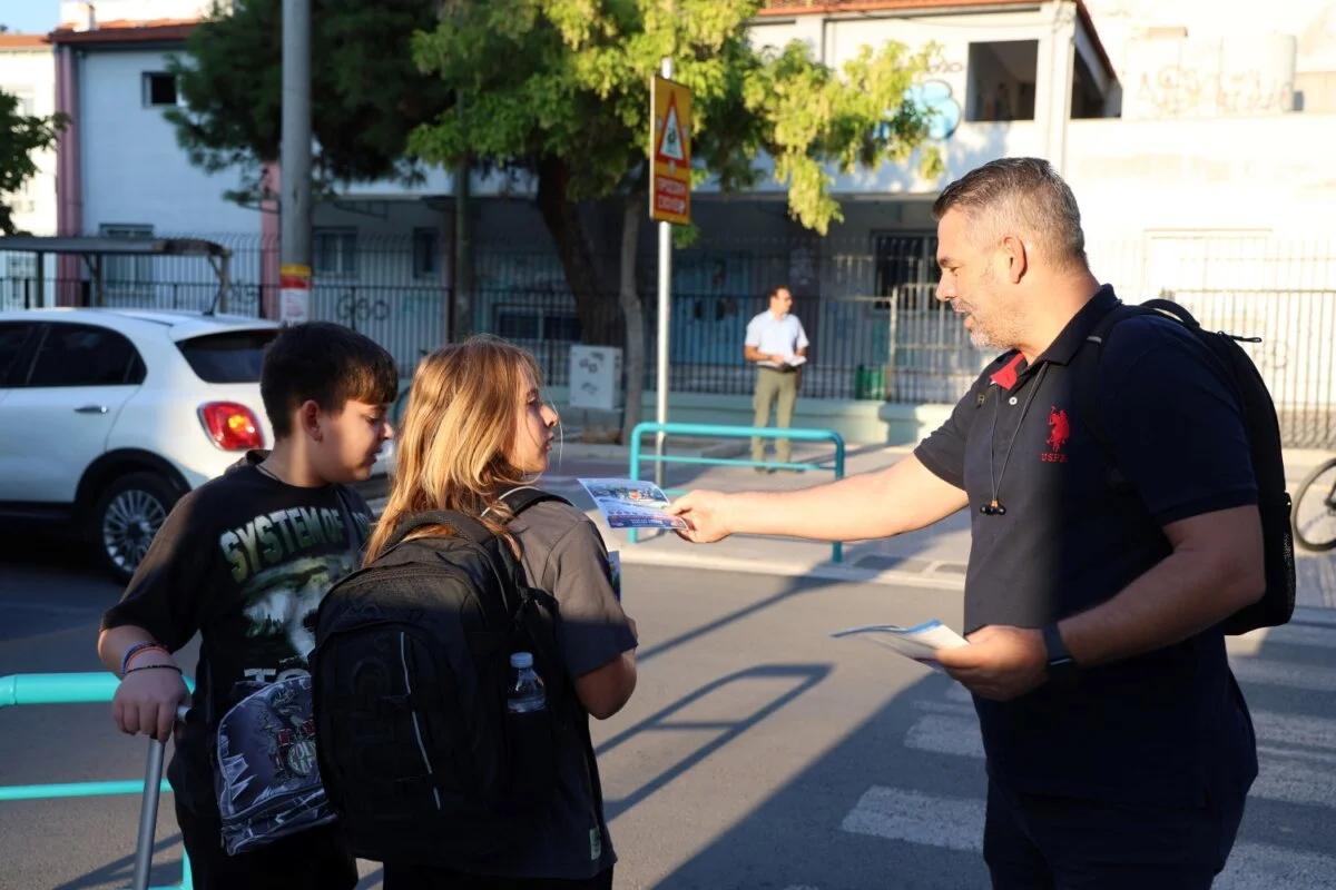 Στιγμιότυπο από την ενημερωτική δράση για την ασφαλή μετακίνηση των μαθητών στα σχολεία.