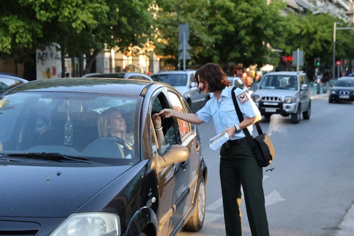 Στιγμιότυπο από την ενημερωτική δράση για την ασφαλή μετακίνηση των μαθητών στα σχολεία.