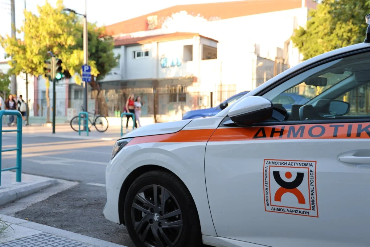 Στιγμιότυπο από την ενημερωτική δράση για την ασφαλή μετακίνηση των μαθητών στα σχολεία.