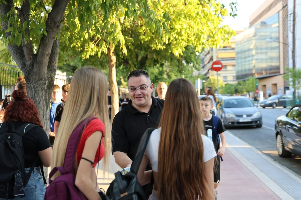 Στιγμιότυπο από την ενημερωτική δράση για την ασφαλή μετακίνηση των μαθητών στα σχολεία.