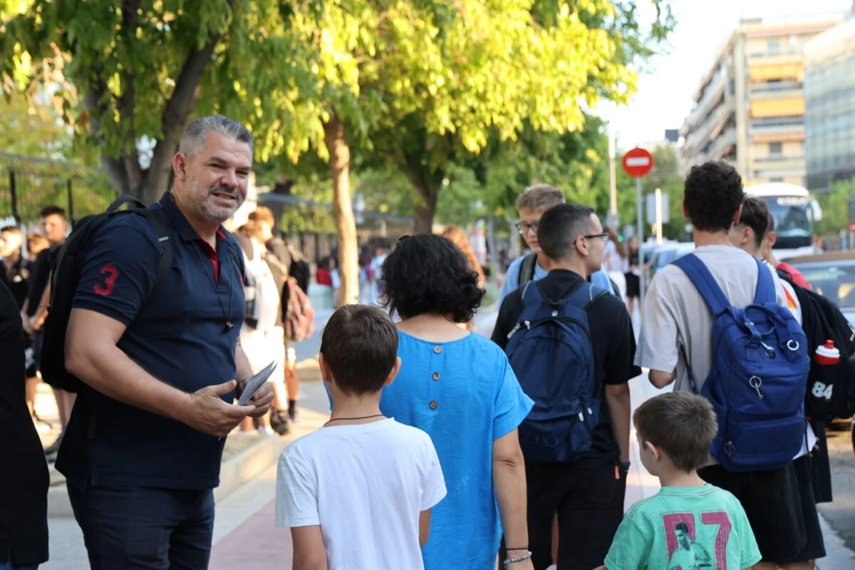 Στιγμιότυπο από την ενημερωτική δράση για την ασφαλή μετακίνηση των μαθητών στα σχολεία.
