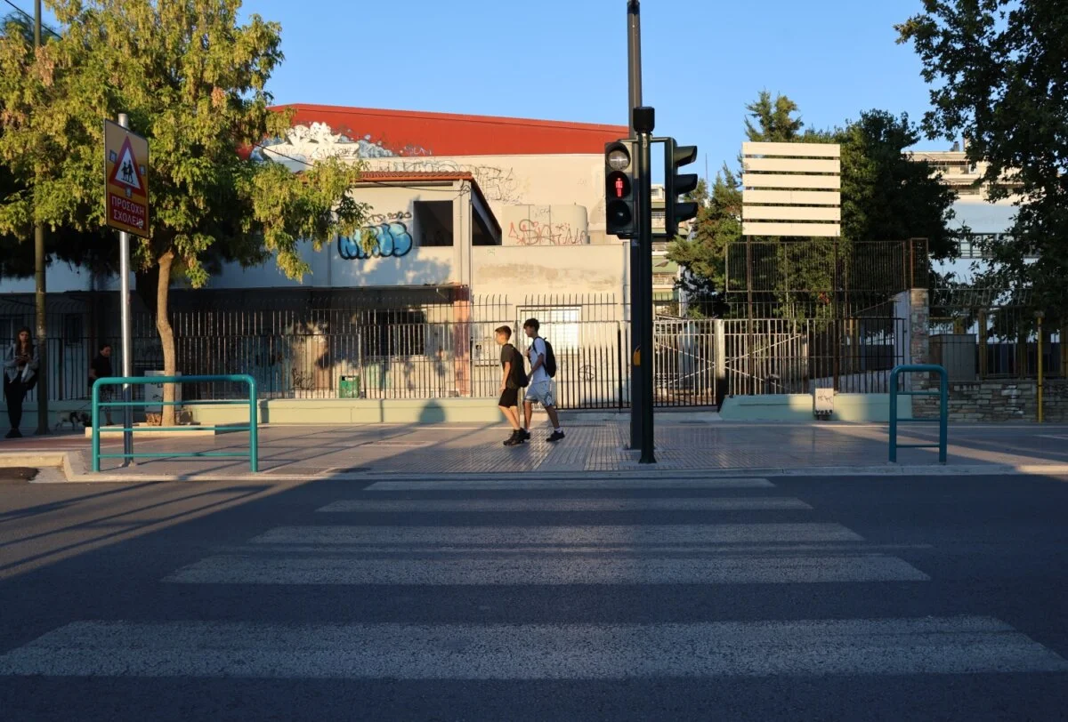 Στιγμιότυπο από την ενημερωτική δράση για την ασφαλή μετακίνηση των μαθητών στα σχολεία.