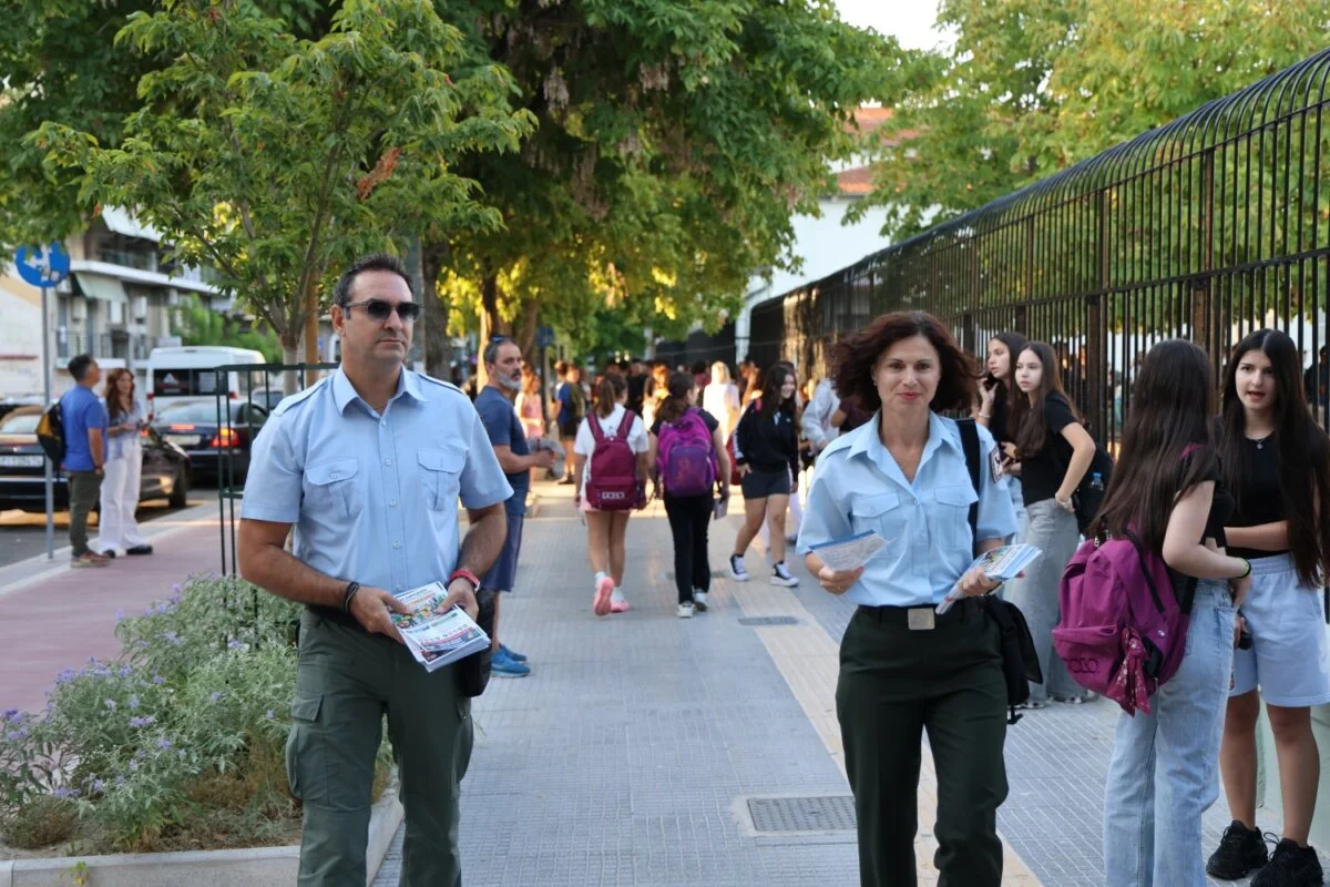 Στιγμιότυπο από την ενημερωτική δράση για την ασφαλή μετακίνηση των μαθητών στα σχολεία.