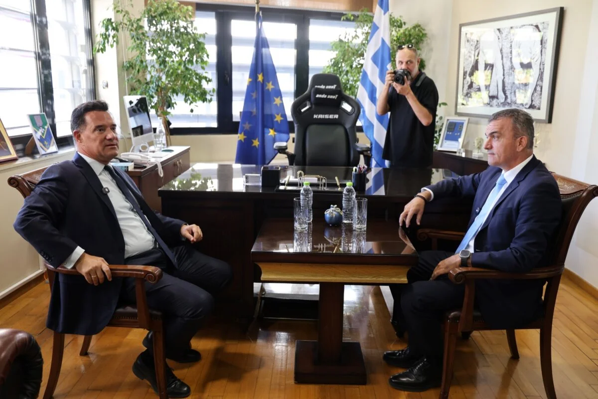 Στιγμιότυπο από την συνάντηση του Δημάρχου Λαρισαίων, κ.Θανάση Μαμάκου με τον Υπουργό Υγείας, κ.Άδωνι Γεωργιάδη.
