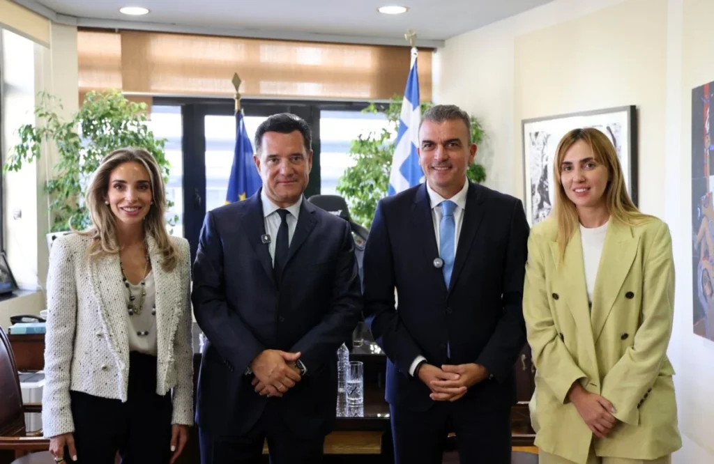 Στιγμιότυπο από την συνάντηση του Δημάρχου Λαρισαίων, κ.Θανάση Μαμάκου με τον Υπουργό Υγείας, κ.Άδωνι Γεωργιάδη.