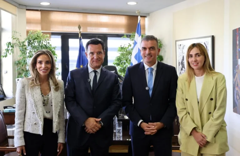 Στιγμιότυπο από την συνάντηση του Δημάρχου Λαρισαίων, κ.Θανάση Μαμάκου με τον Υπουργό Υγείας, κ.Άδωνι Γεωργιάδη.
