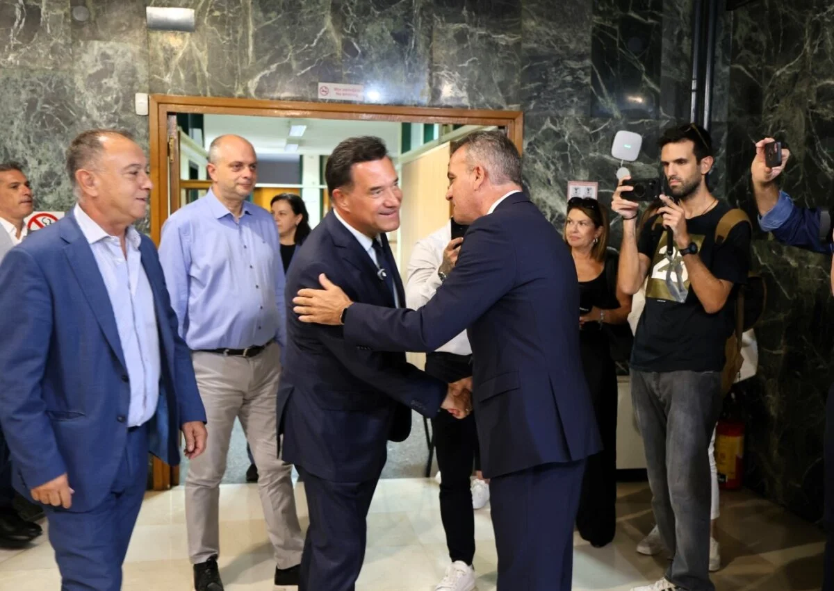 Στιγμιότυπο από την συνάντηση του Δημάρχου Λαρισαίων, κ.Θανάση Μαμάκου με τον Υπουργό Υγείας, κ.Άδωνι Γεωργιάδη.