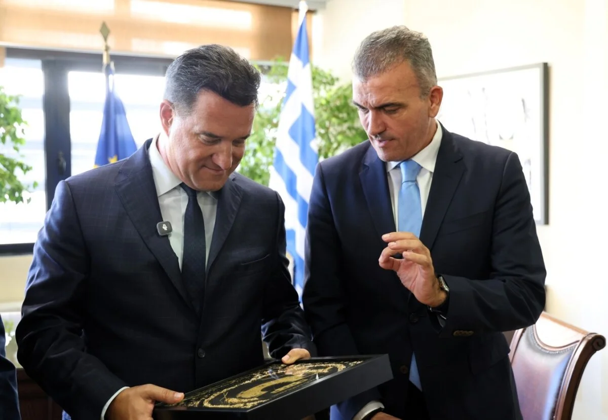 Στιγμιότυπο από την συνάντηση του Δημάρχου Λαρισαίων, κ.Θανάση Μαμάκου με τον Υπουργό Υγείας, κ.Άδωνι Γεωργιάδη.