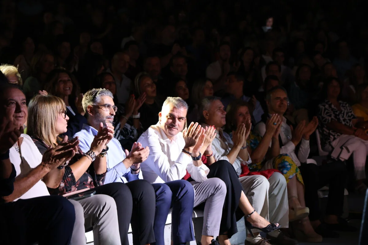 Στιγμιότυπο από την συναυλία του Στέφανου Κορκολή στο Κηποθέατρο Αλκαζάρ.