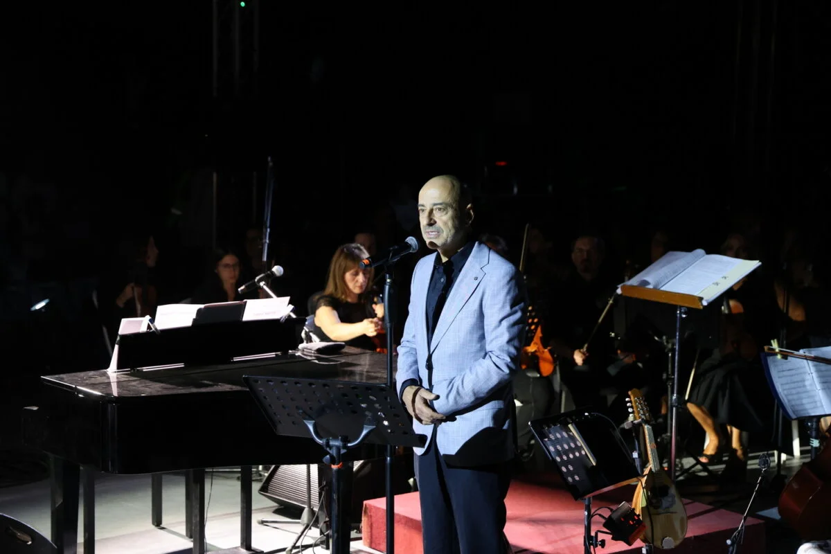 Στιγμιότυπο από την συναυλία του Στέφανου Κορκολή στο Κηποθέατρο Αλκαζάρ.