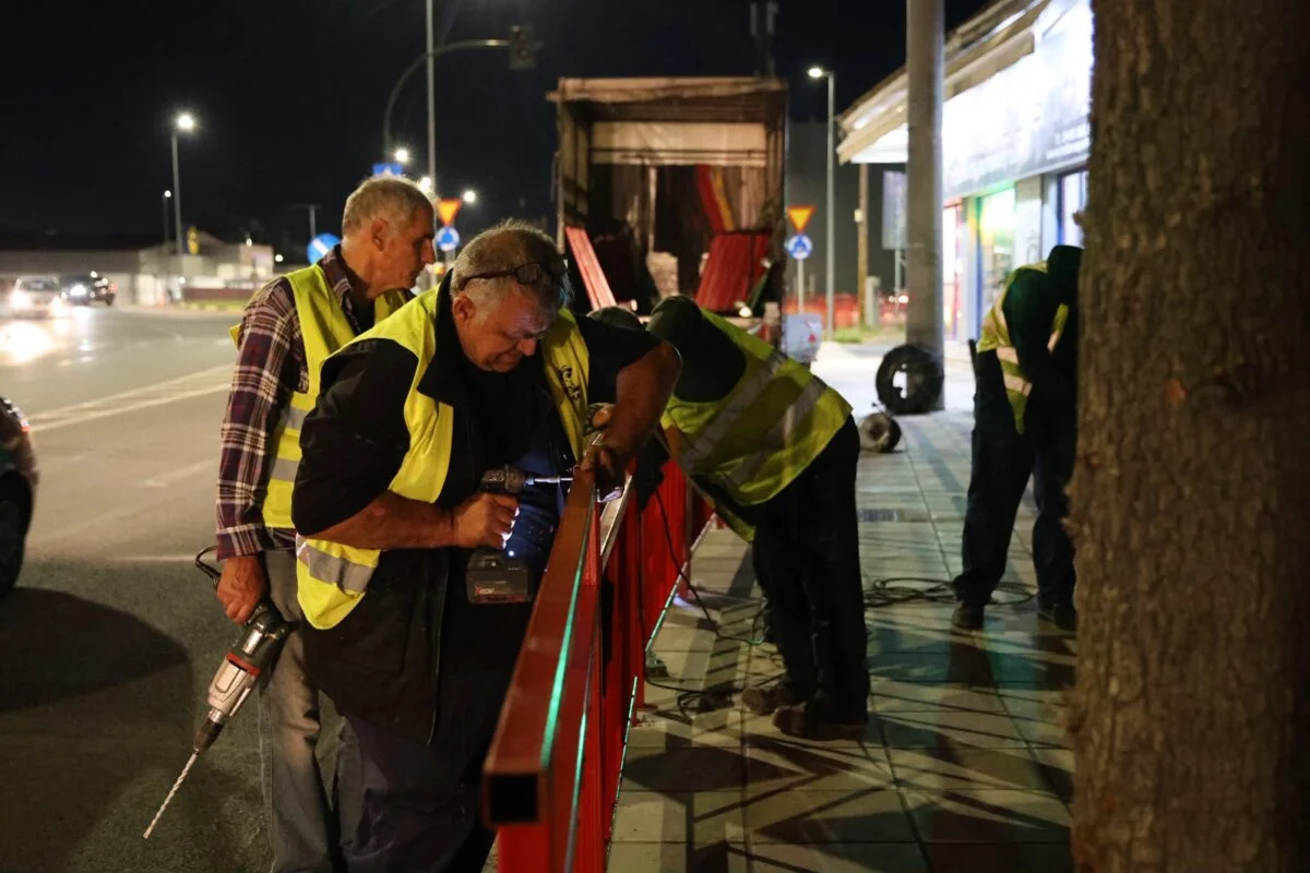 Εργασίες για την υλοποίηση κυκλοφοριακών παρεμβάσεων στην οδό Βόλου με τοποθέτηση κιγκλιδωμάτων.