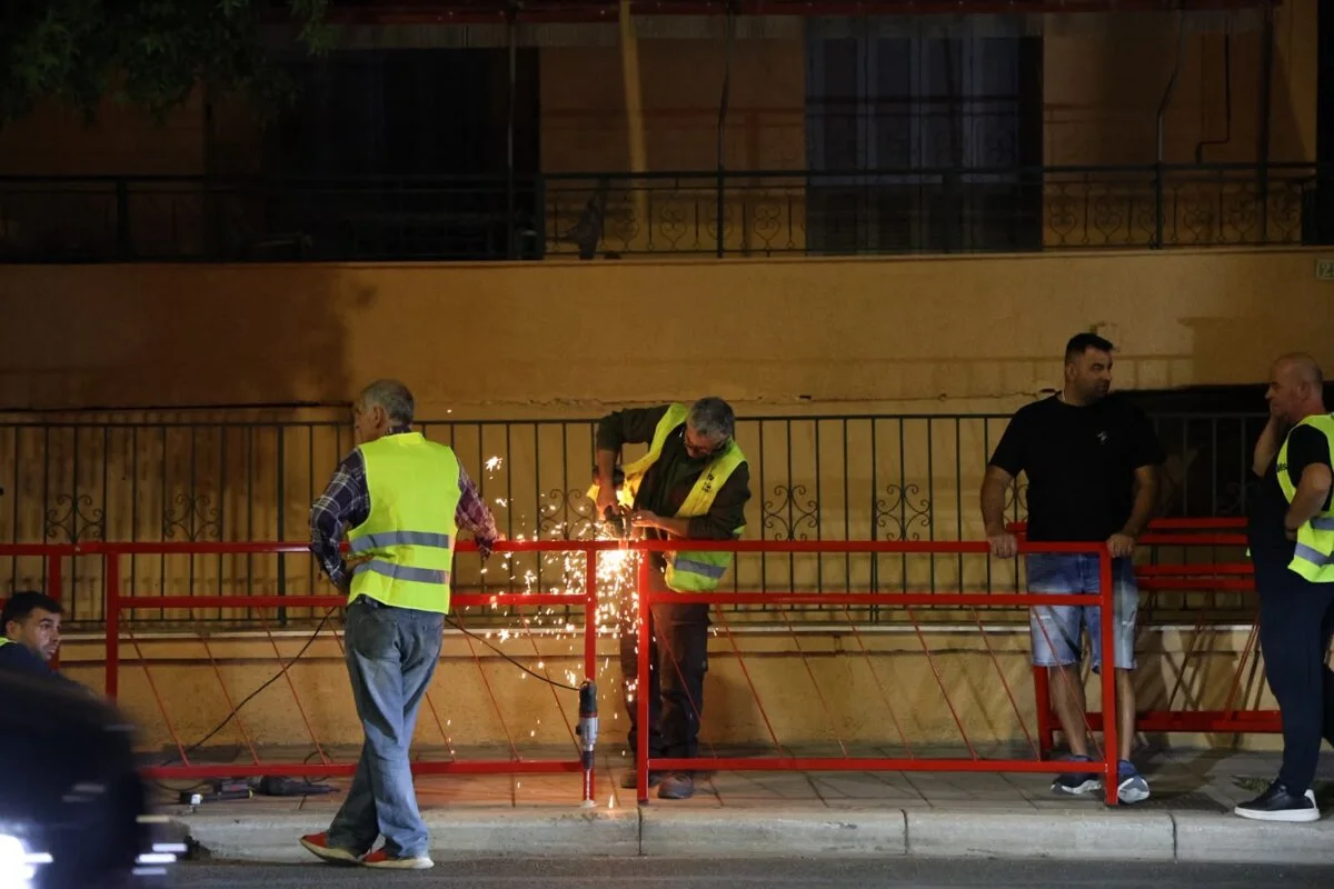 Εργασίες για την υλοποίηση κυκλοφοριακών παρεμβάσεων στην οδό Βόλου με τοποθέτηση κιγκλιδωμάτων.