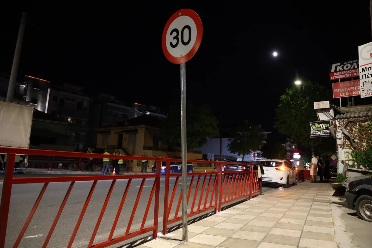 Εργασίες για την υλοποίηση κυκλοφοριακών παρεμβάσεων στην οδό Βόλου με τοποθέτηση κιγκλιδωμάτων.