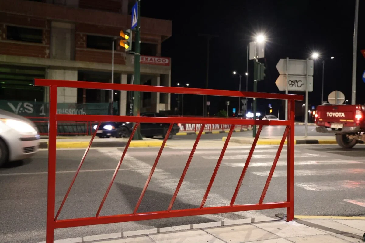 Εργασίες για την υλοποίηση κυκλοφοριακών παρεμβάσεων στην οδό Βόλου με τοποθέτηση κιγκλιδωμάτων.
