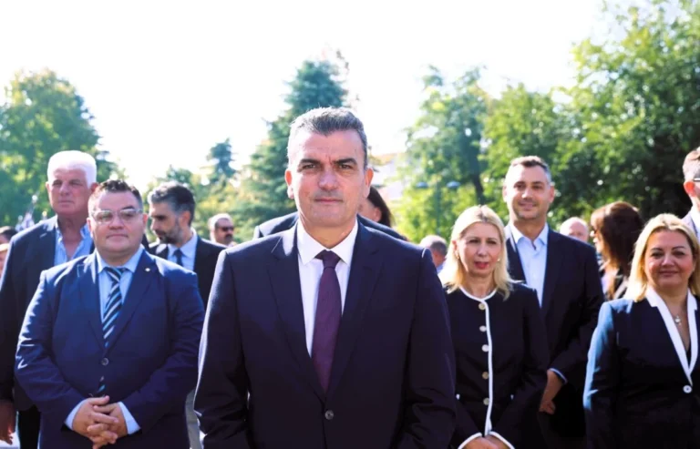 Ο Δήμαρχος Λαρισαίων Αθανάσιος Μαμάκος όρθιος μπροστά από μέλη της Δημοτικής Αρχής, στο Ηρώο της Λάρισας.