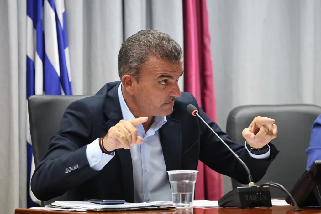 Ο Δήμαρχος Λαρισαίων Αθανάσιος Μαμάκος σε συνεδρίαση του Δημοτικού Συμβουλίου