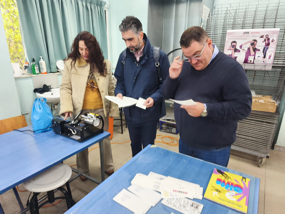 Στιγμιότυπο από την επίσκεψη του Αντιδημάρχου Πολιτισμού κ. Θωμά Ρετσιάνη και του Αντιδημάρχου Παιδείας, κ. Χρήστου Αγορίτσα στο 2ο Εργαστηριακό Κέντρο Λάρισας.