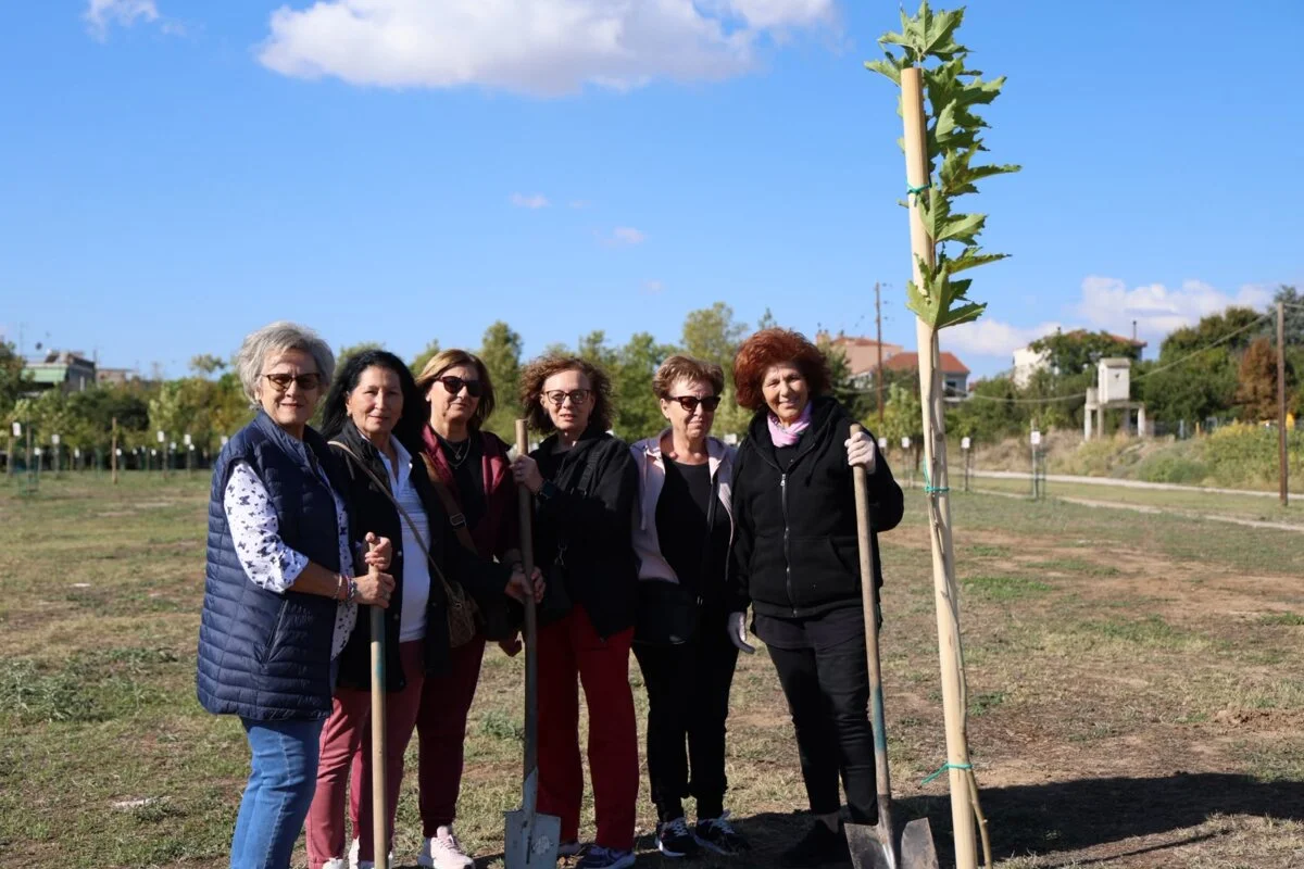 Στιγμιότυπο από την δενδροφύτευση, με αφορμή την Παγκόσμια Ημέρα για την Τρίτη Ηλικία.