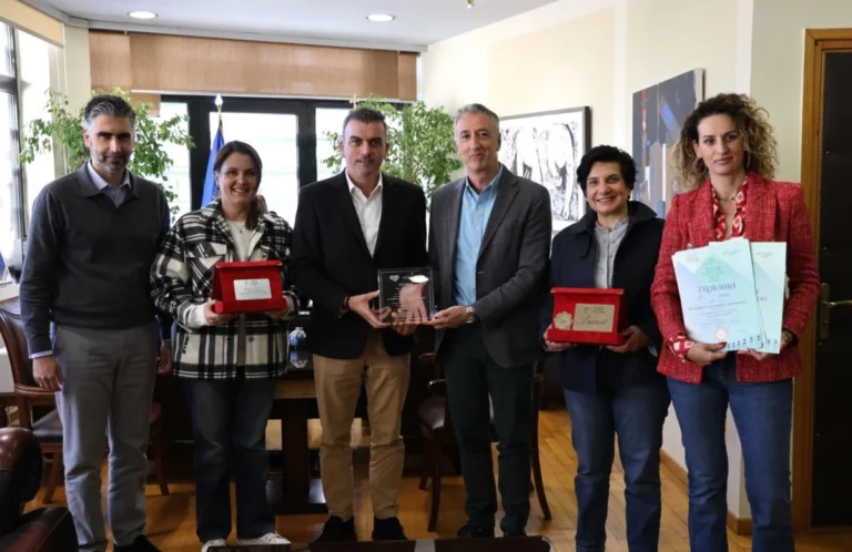 Στιγμιότυπο από την συνάντηση του Δημάρχου Λαρισαίων, Θ. Μαμάκου με μέλη της χορωδίας InDONNAtión.