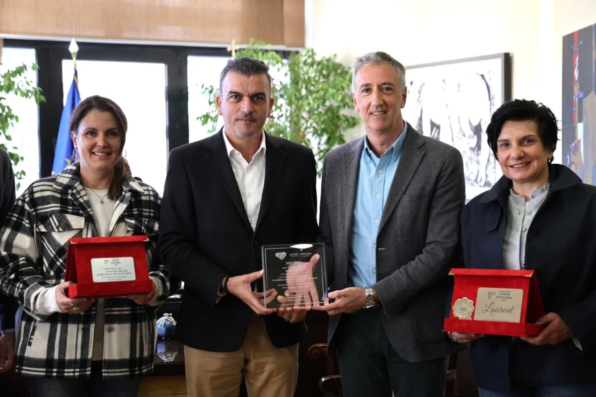 Στιγμιότυπο από την συνάντηση του Δημάρχου Λαρισαίων, Θ. Μαμάκου με μέλη της χορωδίας InDONNAtión.
