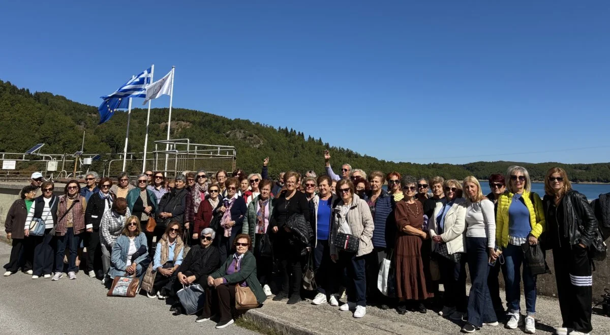Αναμνηστική φωτογραφία από την επίσκεψη των ΚΑΠΗ σε Ιερά Μονή Κορώνης, Λίμνη Πλαστήρα και Καρδίτσα