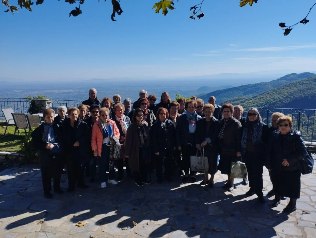 Αναμνηστική φωτογραφία από την επίσκεψη των ΚΑΠΗ σε Ιερά Μονή Κορώνης, Λίμνη Πλαστήρα και Καρδίτσα