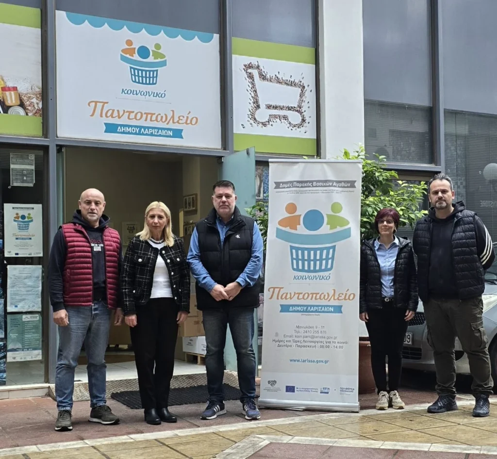 Στελέχη του Κοινωνικού Παντοπωλείου με τον εκπρόσωπο της ΕΑΛ-Πήγασος.