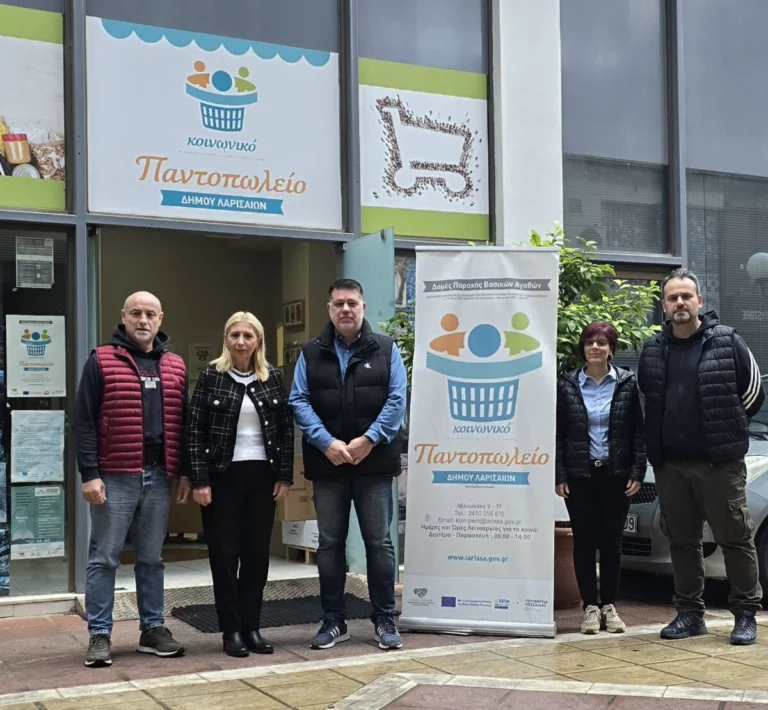 Στελέχη του Κοινωνικού Παντοπωλείου με τον εκπρόσωπο της ΕΑΛ-Πήγασος.