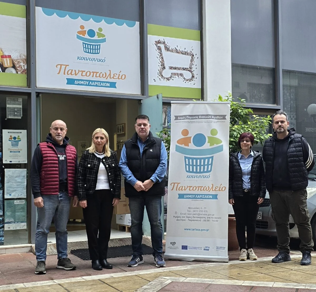Στελέχη του Κοινωνικού Παντοπωλείου με τον εκπρόσωπο της ΕΑΛ-Πήγασος.