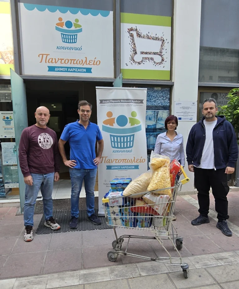 Στελέχη του Κοινωνικού Παντοπωλείου με τον εκπρόσωπο της Ford.