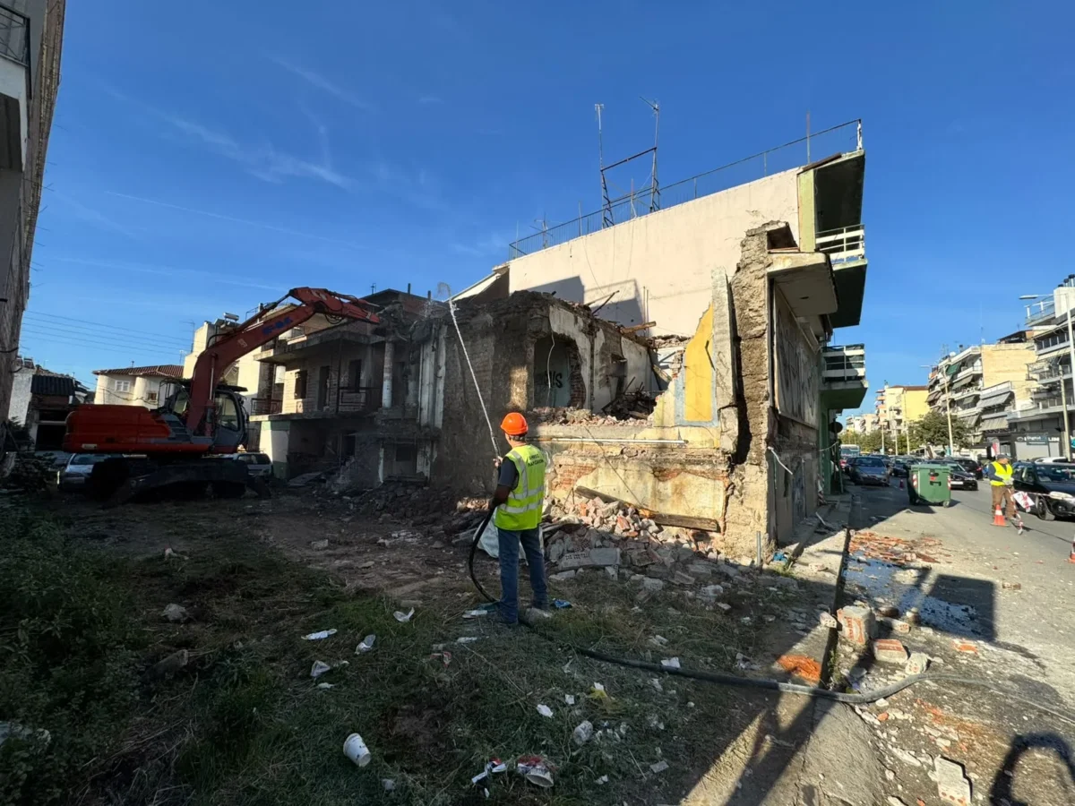 Στιγμιότυπο από τις εργασίες κατεδάφισης κτηρίου στην Ηρώων Πολυτεχνείου.