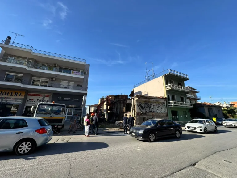Στιγμιότυπο από τις εργασίες κατεδάφισης κτηρίου στην Ηρώων Πολυτεχνείου.