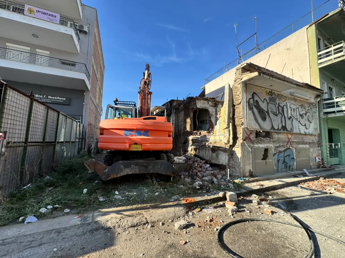 Στιγμιότυπο από τις εργασίες κατεδάφισης κτηρίου στην Ηρώων Πολυτεχνείου.