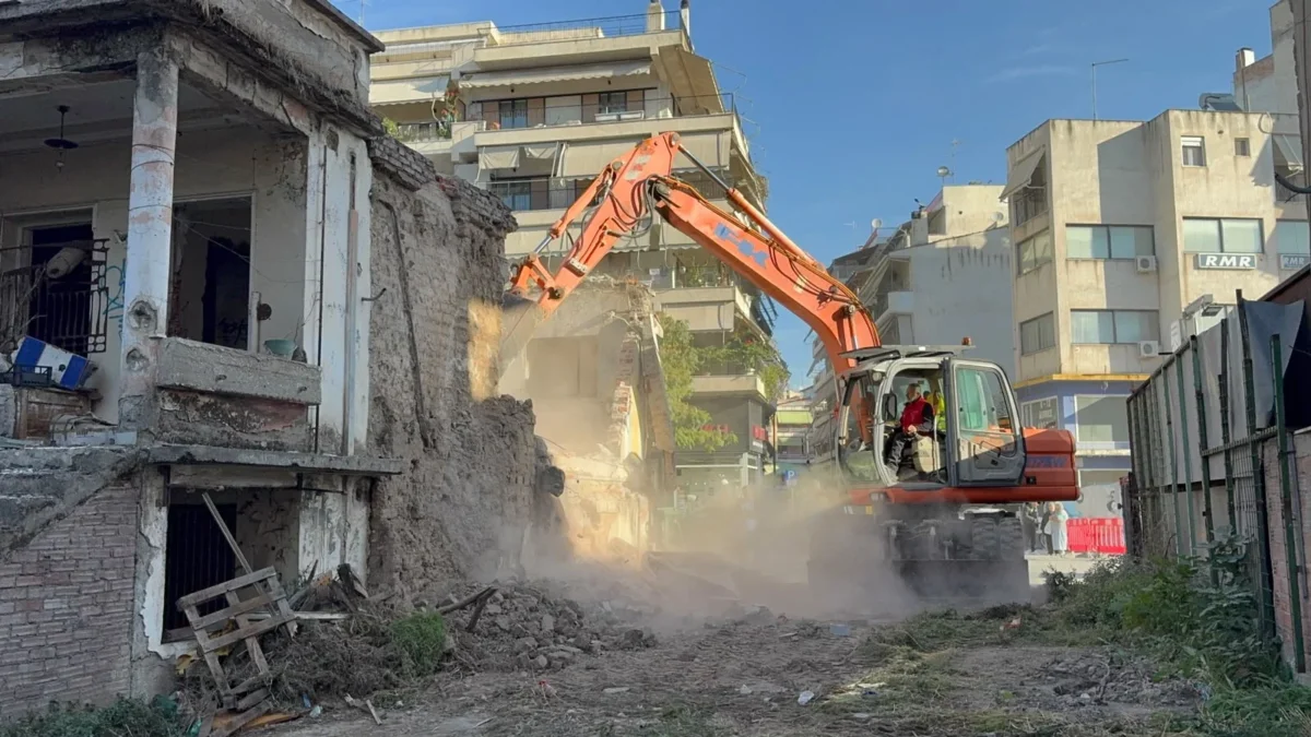 Στιγμιότυπο από τις εργασίες κατεδάφισης κτηρίου στην Ηρώων Πολυτεχνείου.
