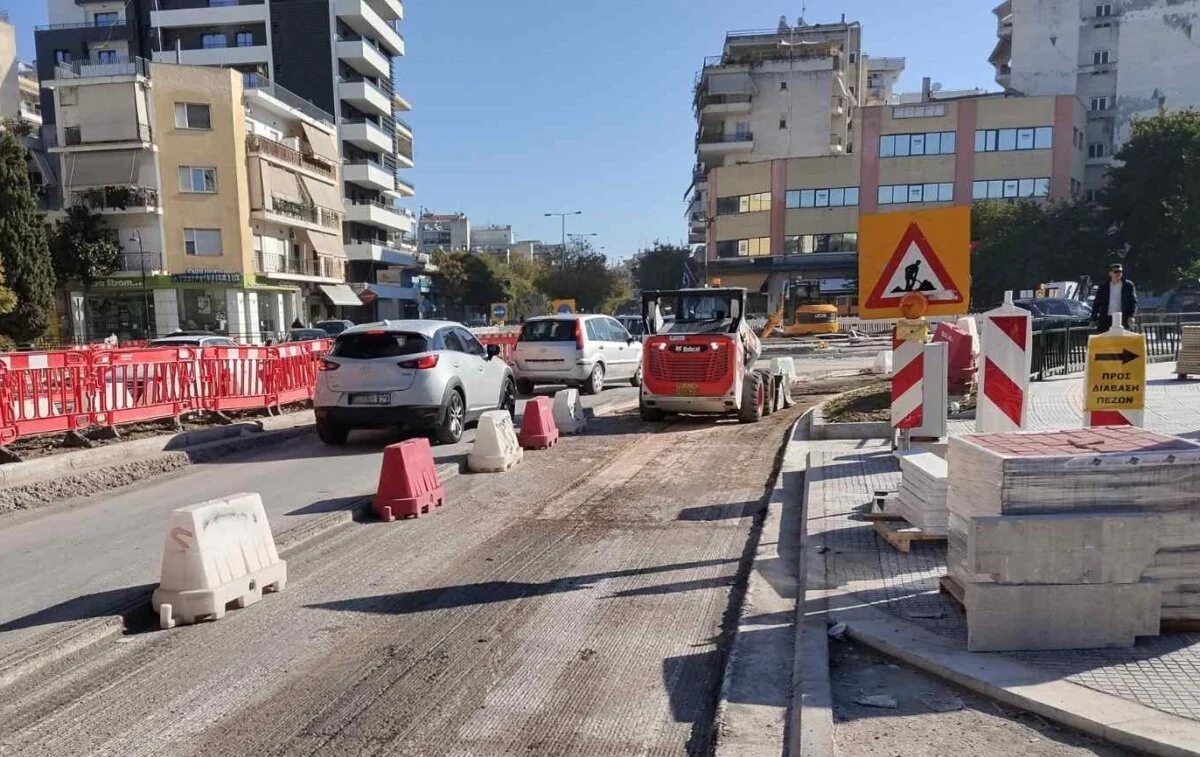 Άποψη του κυκλικού κόμβου στη συμβολή των οδών Παναγούλη-Ηρ.Πολυτεχνείου-Φαρσάλων κατά τις εργασίες προετοιμασίας της ασφαλτόστρωσης.
