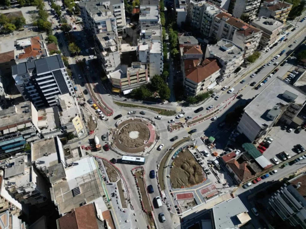 Πανοραμική άποψη του κυκλικού κόμβου στη συμβολή των οδών Παναγούλη-Ηρ.Πολυτεχνείου-Φαρσάλων μετά τις εργασίες σχηματοποίησης.